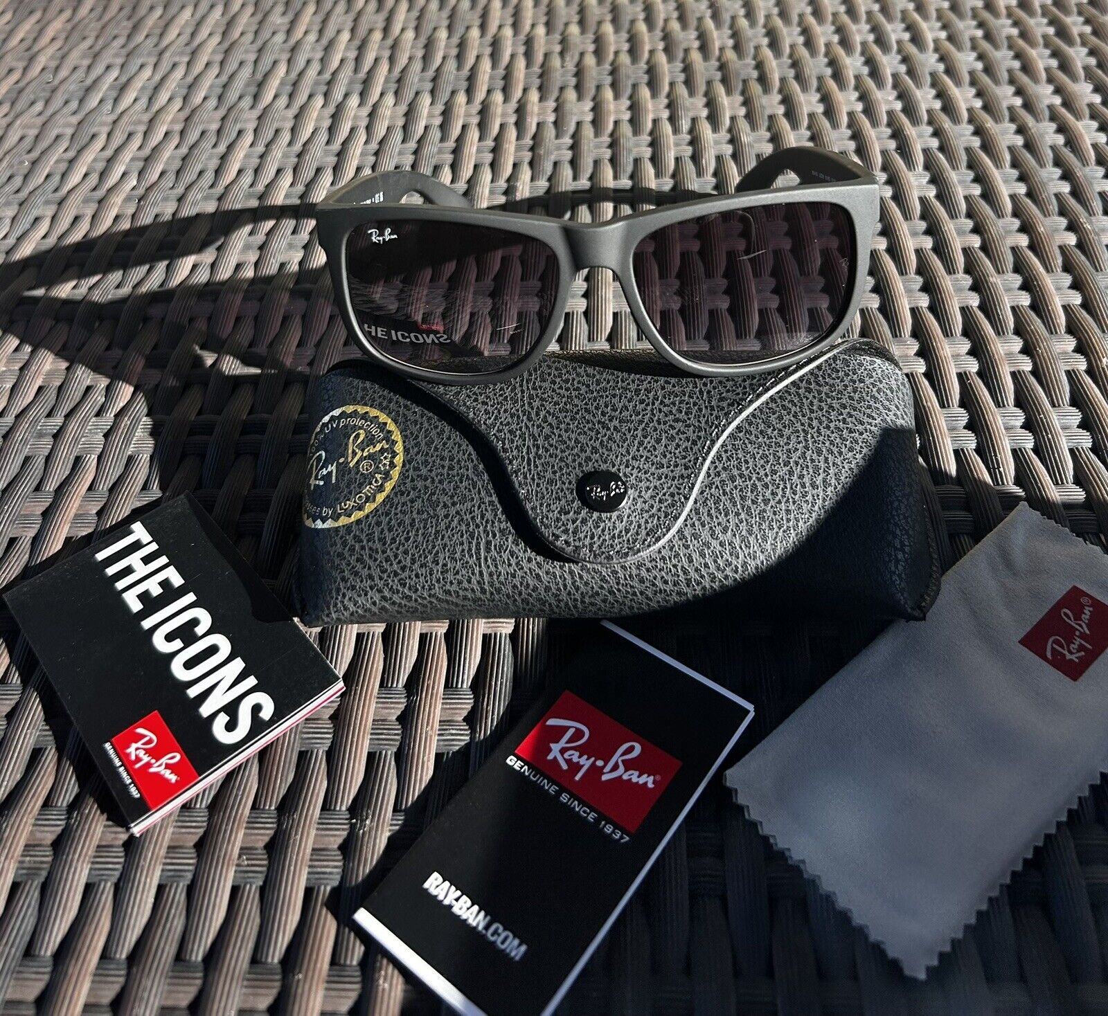 Ray-Ban Justin Classic Occhiali da Sole Uomo - Grigio Sfumata, 55mm (RB4165...