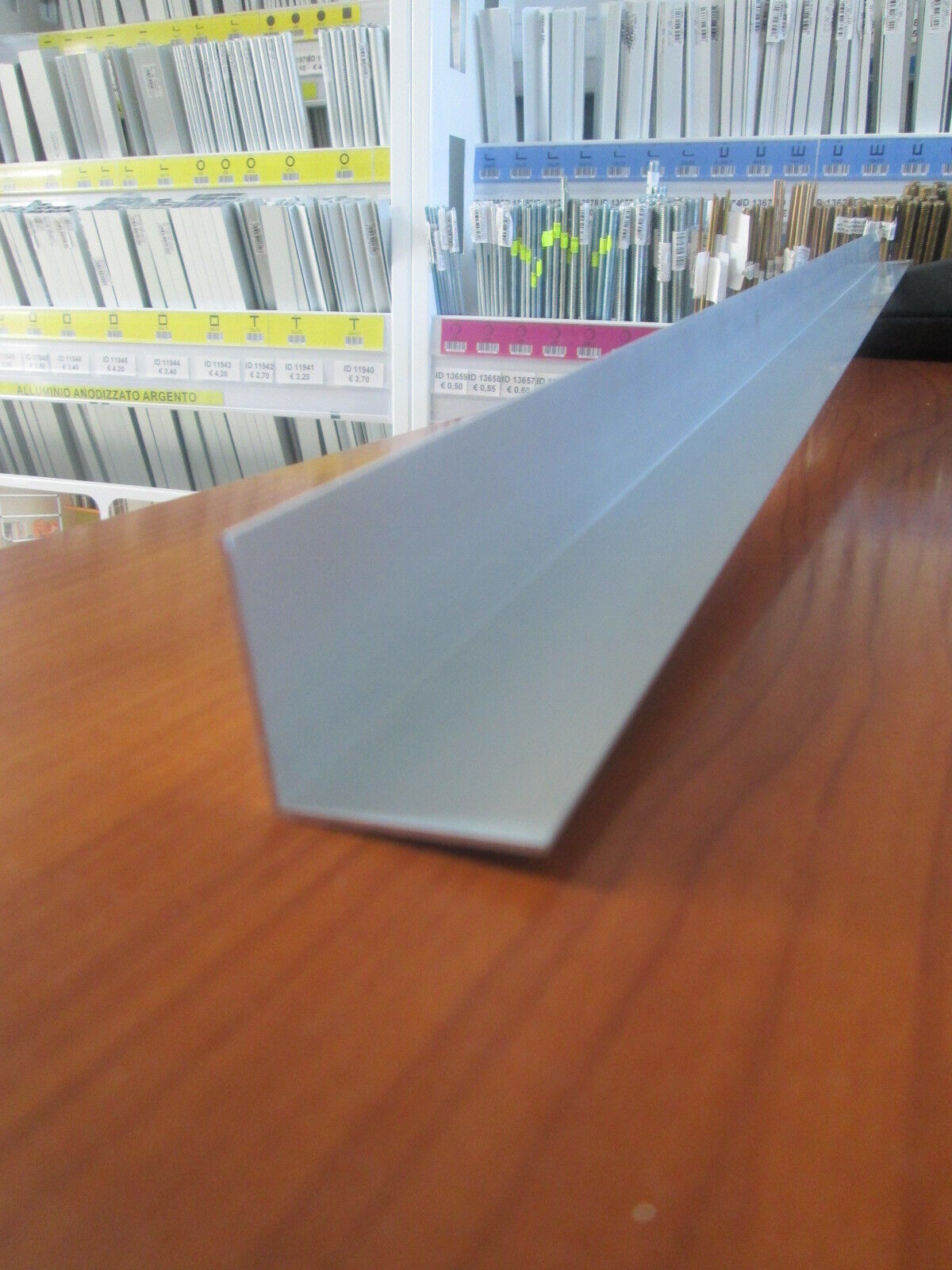 PROFILI IN ALLUMINIO ANODIZZATO ARGENTO ANGOLARE A L MM.20X10X1 DA MT 2