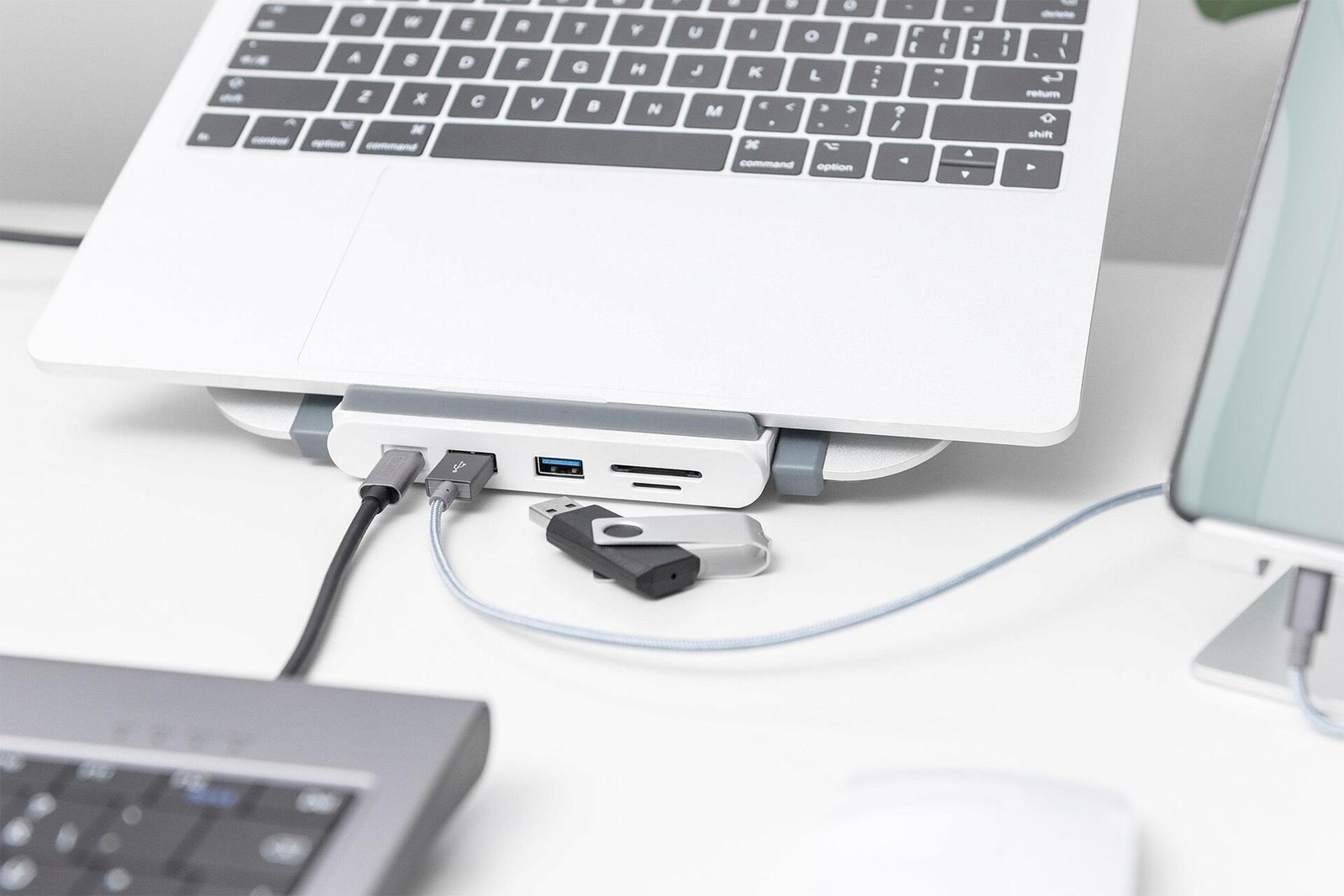 SUPPORTO NOTEBOOK CON DOCKING STATION 8 PORTE