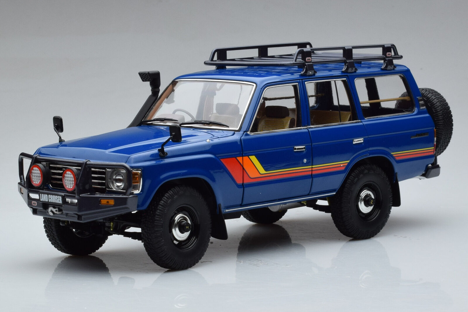 08956XBL Toyota Land Cruiser 60 Blue With Optional Parts Kyosho 1/18