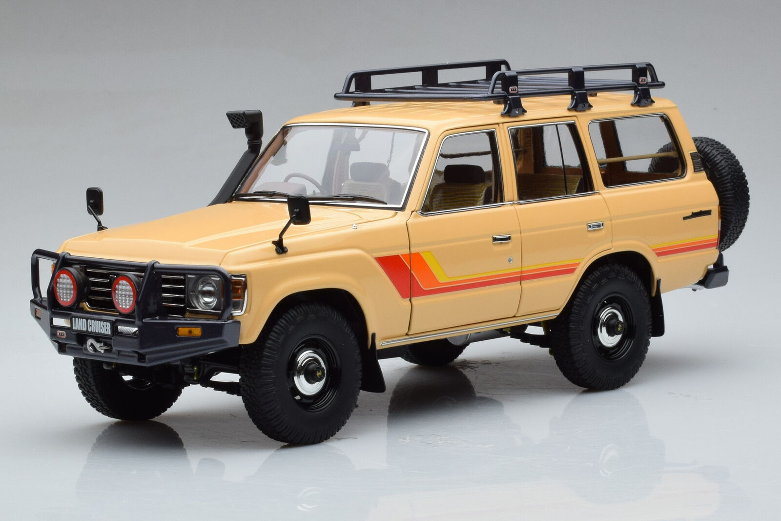 08956XBE Toyota Land Cruiser 60 Beige With Optional Parts Kyosho 1/18