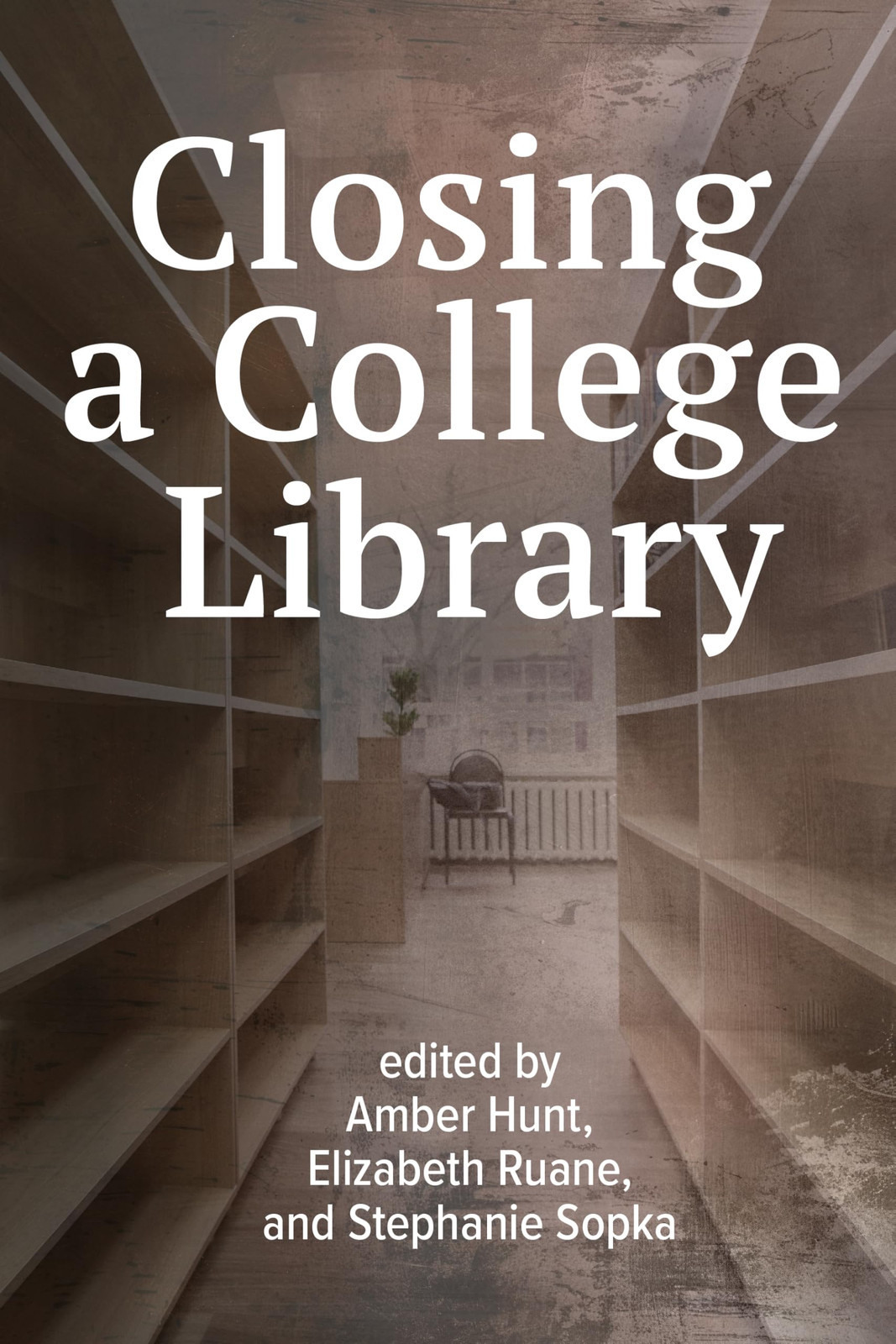 Amber Hunt Elizabeth Ruane Stephanie Sopka Closing a College Library (Tascabile)