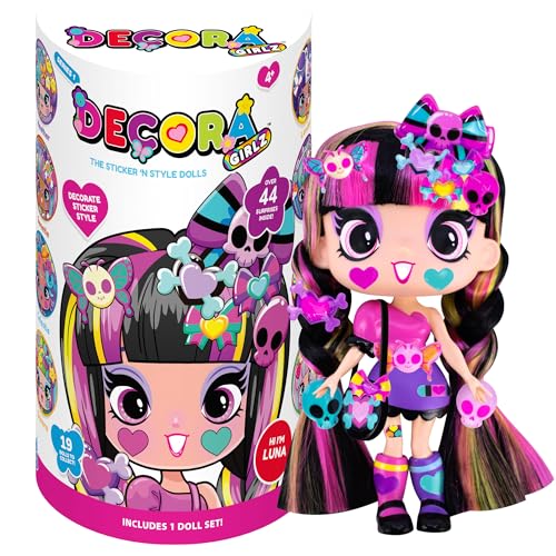John Adams Decora Girlz - Bambola Alla Moda Luna Sticker 'N' Style Da 12,7 Cm, Luna Presenta 44 Accessori Colorati Tra Cui Vestito, Scarpe, Borsa, Pet