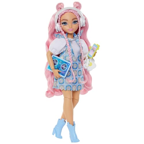 Barbie Dream Besties - Daisy Jean, Bambola Snodata Alla Moda Con Abiti Rimovibili E Capelli Rosa Ondulati, 9 Accessori A Tema Dj E Musica Inclusi, Gio