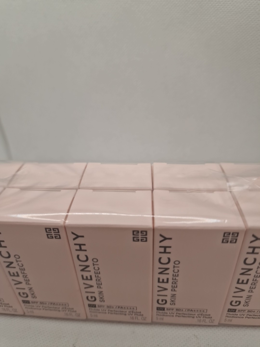 Givenchy Skin Perfecto Fluide UV Perfecteur D'eclat SPF50+ 50 ml(10×5ml)