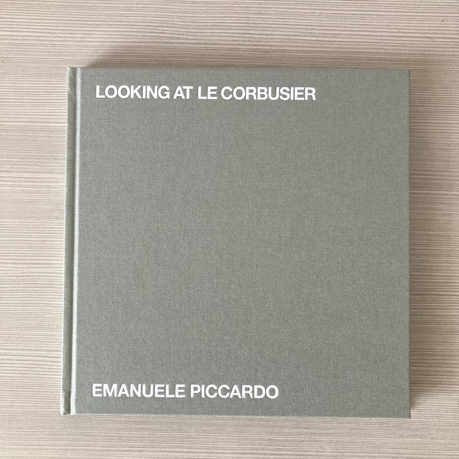Looking at Le Corbusier - Emanuele Piccardo - Plug_in - 2019 (Libro fotografico)