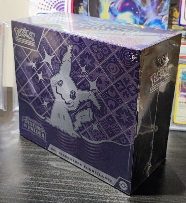POKÉMON SET ALLENATORE SCARLATTO E VIOLETTO DESTINO DI PALDEA (ETB - IT)