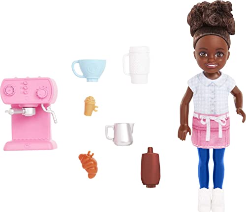 Barbie Chelsea Can Be - Set Da Gioco Brunette Barista Piccola Bambola Con Vestito Rimovibile E 7 Accessori Per Carriera Inclusa Macchina Da Caffè