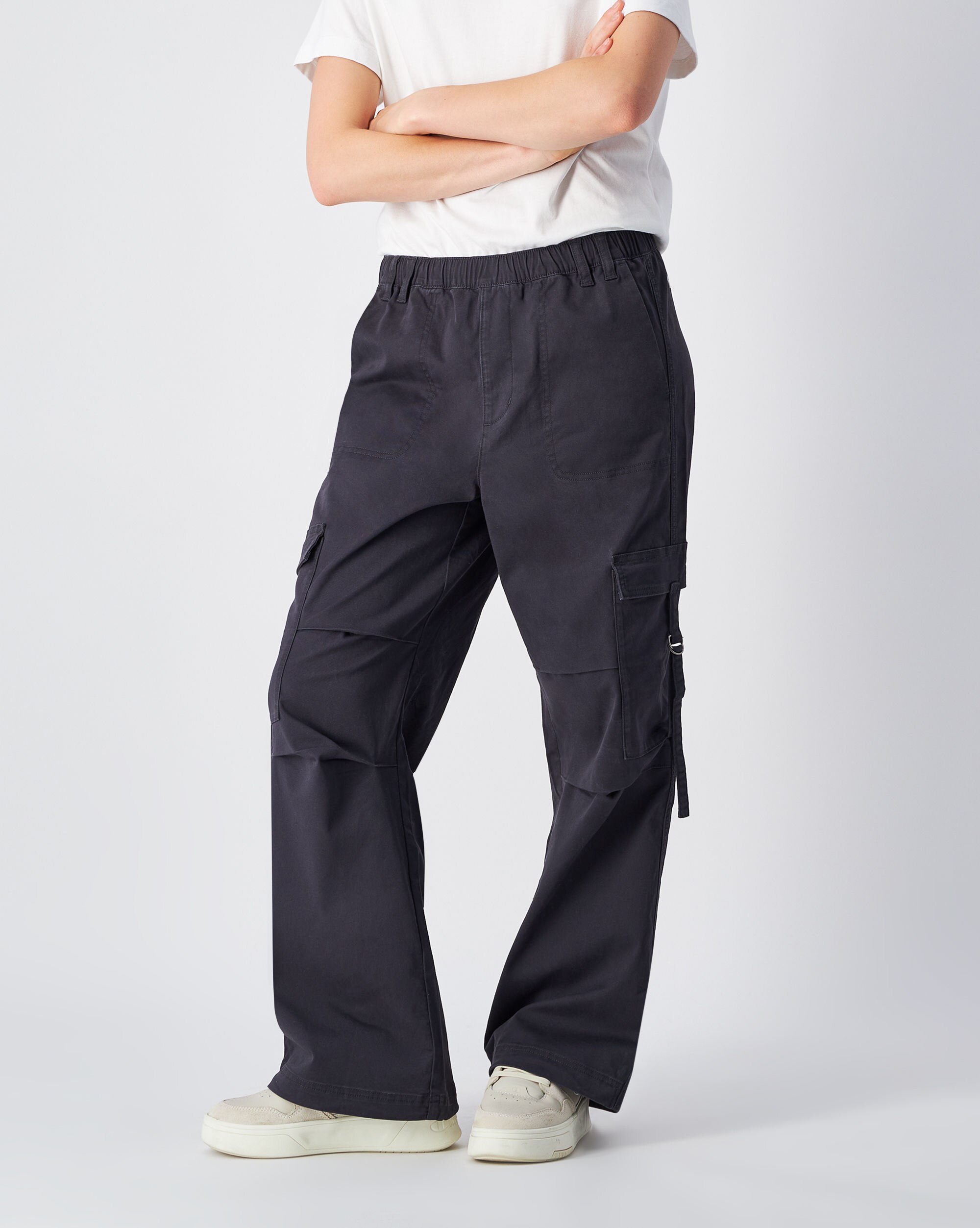Pantaloni Parachute Cargo Con Tasconi Nero Donna