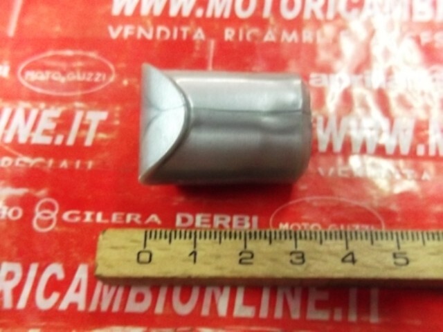 Tappo Maniglione Porta Pacchi APRILIA Sport City e DERBY Rambla Codice AP8179708