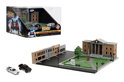 Jada Nanoscene Back To The Future Hill Valley Courthouse Diorama – Movie-Inspired Miniature Diorama Incl. 2 Iconic Vehicles (Time Machine & Toyota Pic