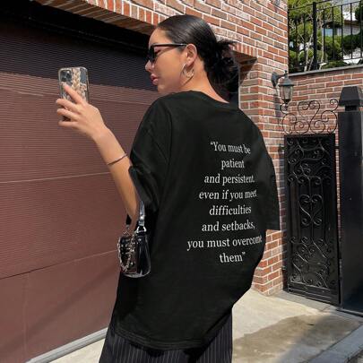 T-shirt oversize estiva con grafica e slogan: "Devi essere paziente e perseverante anche se incontri difficoltà e contrattempi, devi superarli"