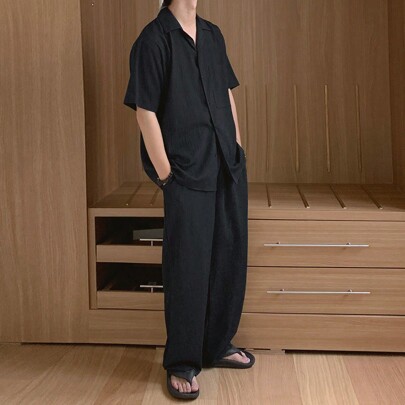 Completo estivo di pantaloncini e camicia a maniche corte colore nero, adatto per abbinamento uomo
