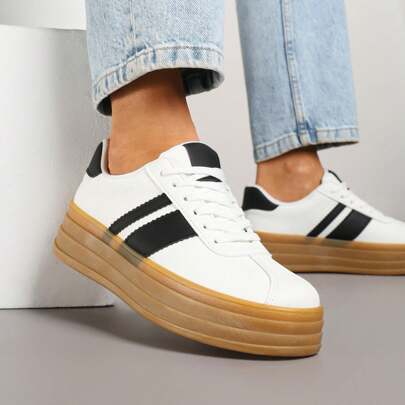 Sneaker classiche con fettucce decorative