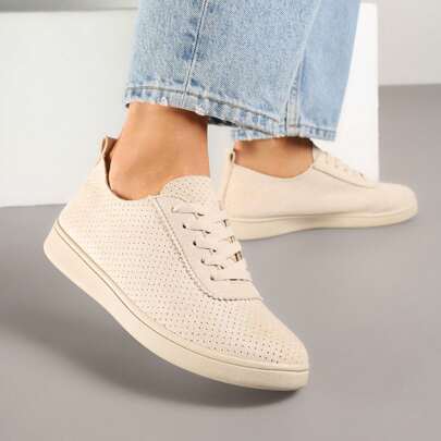 Sneaker bucherellate, minimaliste e pratiche, multifunzionali
