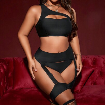 Completo da bikini taglie forti in colore tinta unita composto da 3 pezzi: top monospalla traforato, slip del bikini e cintura reggicalze, abbigliamen