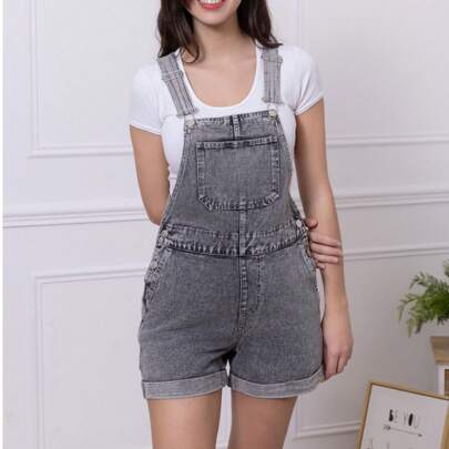- Salopette corta in denim - Tasche quadrate applicate sul davanti - Cinghie regolabili - Tasche western - Tasche casual con bottoni