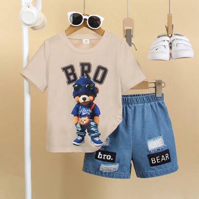 Set da 2 pezzi per ragazzi giovani: maglietta con stampa grafica carina e pantaloncini lavati. Stile grafico allegro e vivace, lavorazione dell'jeans