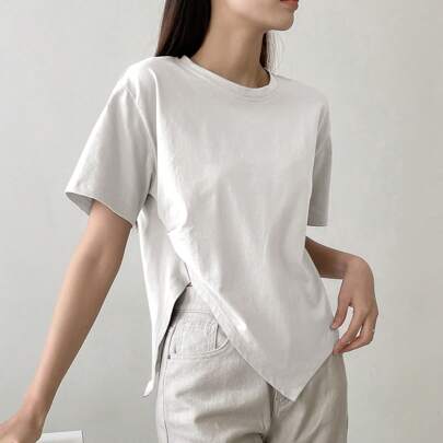 Maglietta basic con spacchetto sul fondo, stile "Old Money"