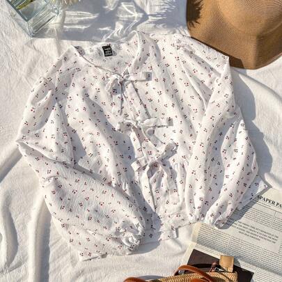 Camicia bianca intrecciata con adorabile disegno a cuore e fiocco sulla parte anteriore