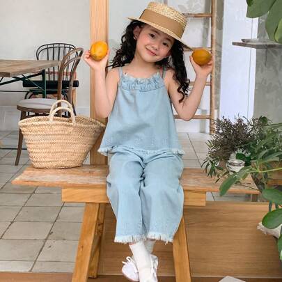 Outfit denim casual da ragazza (taglia piccola) composto da top denim con fiocco e pantaloni denim, per l'estate