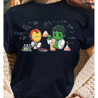 Maglietta girocollo da donna in cotone con marchio condiviso Marvel, laboratorio crossover Marvel! Maglietta stampata Iron Man Hulk Doing Experiments,
