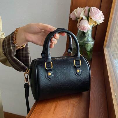 Borsa Pillow Boston a trama minimalista, di dimensioni ridotte, versatile da indossare come borsaa tracolla, a spalla o a mano