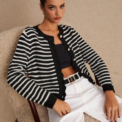 Cardigan lungo a maniche lunghe in maglia a righe bianche e nere con bordi a conchiglia e bottoni anteriori, cardigan in lana a righe bianche e nere a