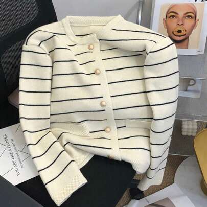 Cardigan delicato a righe bianche e nere minimalista