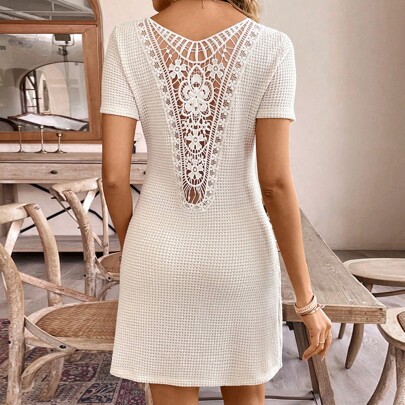 Robe élégante en tissu gaufré texturé à texture gaufrée courte à taille haute patchwork en dentelle française pour les vacances d"été