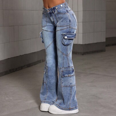 Jeans con tasche a pattina laterali e tasche cargo