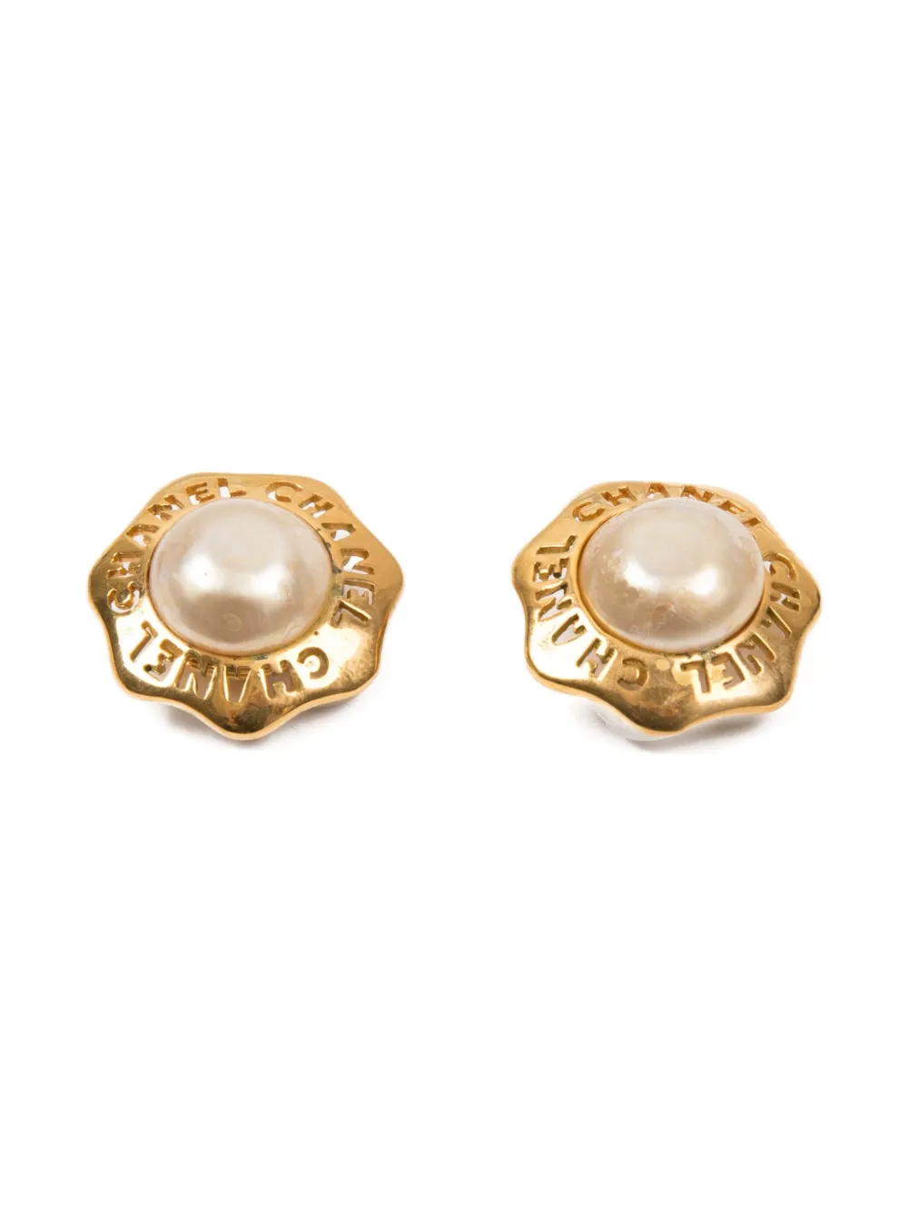 CHANEL Pre-Owned 1980s pearl-embellished round-logo earrings - Oro