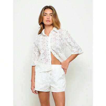 Pigiama estivo in broderie anglaise, top con bottoni e pantaloncini, abiti da spiaggia, vacanza, relax e pigiameria da notte