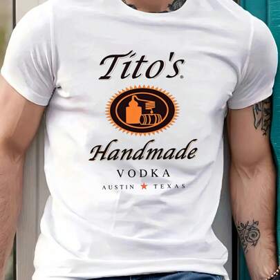 T-shirt bianca da uomo con motivo Tito's Handmade Vodka, t-shirt da uomo con scollo rotondo, 220 g/m², per l'estate, in puro cotone, maniche corte (1