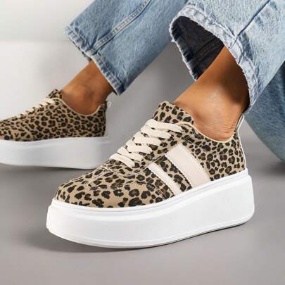 Sneaker con iconica suola platform e zeppa