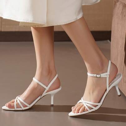 Sandali con tacco sottile - Eleganza minimalista
