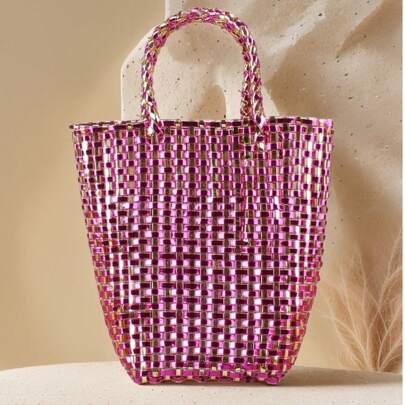 Elegante borsa intrecciata dorata, luccicante di lusso, la prima scelta per abbinare abiti da sera di alto livello in eventi esclusivi come cene di ga