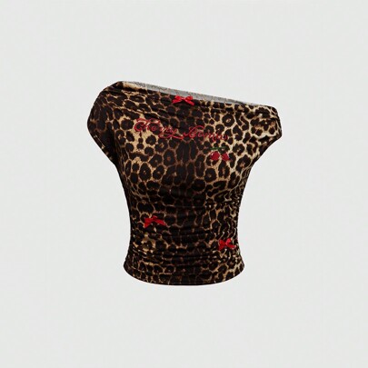 Top corto asimmetrico arricciato con stampa leopardata vintage, grafica ricamata "Cherry Bomb" in stile Y2K, per donna