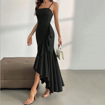 Abito da donna con orlo asimmetrico e spalline ornate con volant