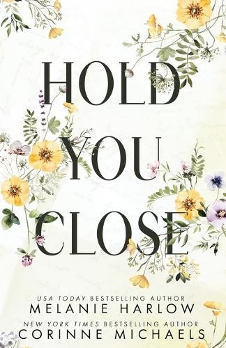 Melanie Harlow Corinne Michaels Hold You Close (Tascabile)