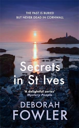 Deborah Fowler Secrets in St Ives (Copertina rigida) St Ives Mysteries