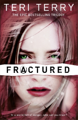 Teri Terry SLATED Trilogy: Fractured (Tascabile) SLATED Trilogy