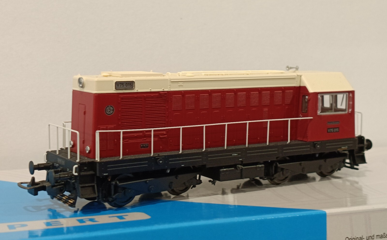 Piko  52424 DR locomotiva diesel Bo Bo da manovra V 75 livrea rossa ep. III