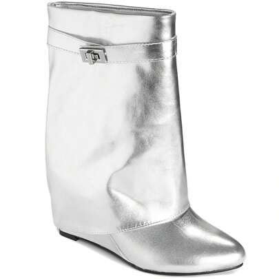 Cette botte ornée d'une boucle en métal sur le côté