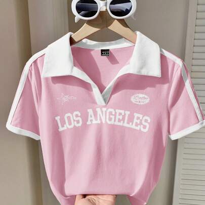 T-shirt aderente da donna con colletto a polo e stampa vintage a contrasto