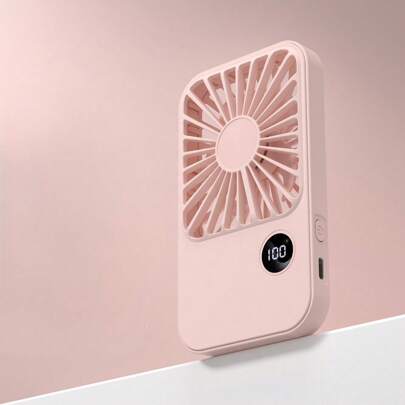 Il mini ventilatore portatile è grande quanto un telefono cellulare e quindi facile da trasportare.