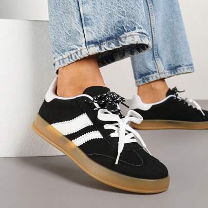 Sneaker iconica in finta pelle scamosciata