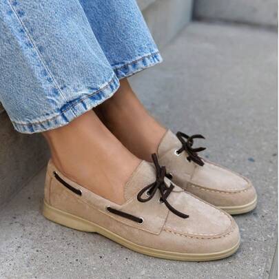 VIKIVIKI SHOES, mocassini stile barca dal design classico con chiusura decorativa con lacci. Realizzati in materiale morbido con cuciture pronunciate,