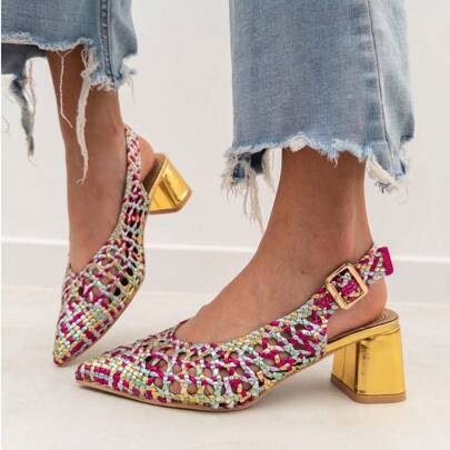 VIKIVIKI SHOES, scarpe slingback con tacco medio, design intrecciato e punta affusolata. Il tacco aperto garantisce un'ottima traspirabilitÃ , mentre 