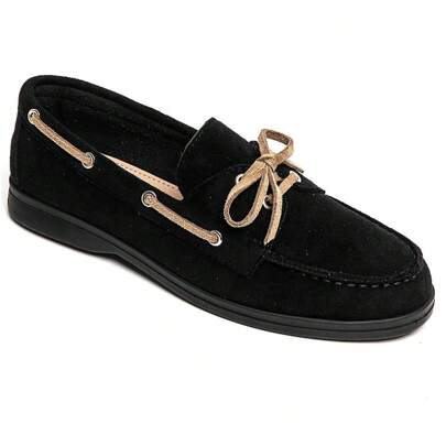 VIKIVIKI SHOES, mocassini stile barca dal design classico con chiusura decorativa con lacci. Realizzati in materiale morbido con cuciture pronunciate,